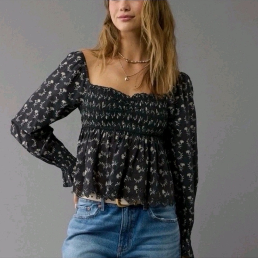 American Eagle Scalloped Sweetheart Floral Black Top
